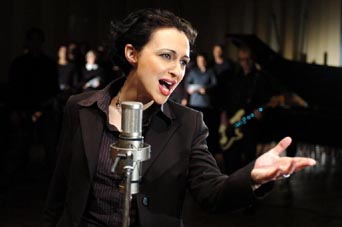 Sylvia Gonzalez Bolivar singt LIBERATIO mit Krypteria
